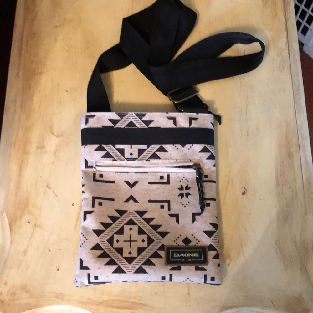Dakine crossbody purse